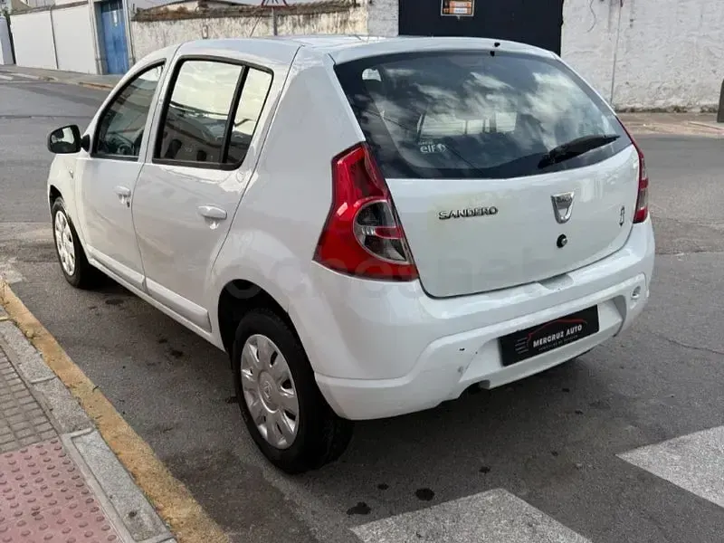 Usado Dacia Sandero Lauréate 75 CV (55 kW) 2013 Blanco Berlina
