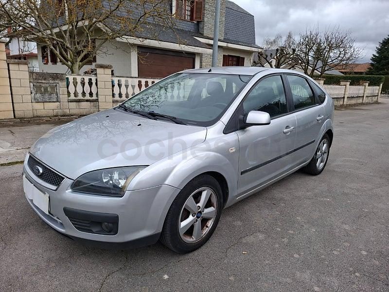 Usado Ford Focus Trend 109 CV (80 kW) 2005 Gris / plata Berlina