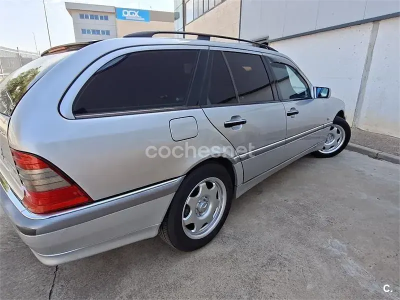 Usado Mercedes C250 Classic 150 CV (110 kW) 2000 Gris / plata Familiar