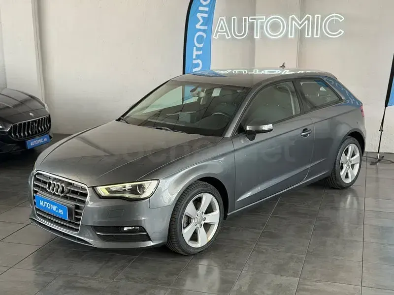 Usado Audi A3 Attraction 105 CV (77 kW) 2013 Gris / plata Berlina