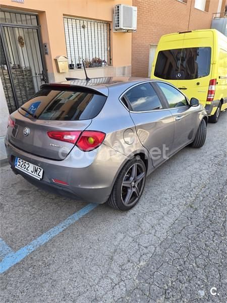 Usado Alfa Romeo Giulietta Super 120 CV (88 kW) 2016 Gris / plata Utilitario