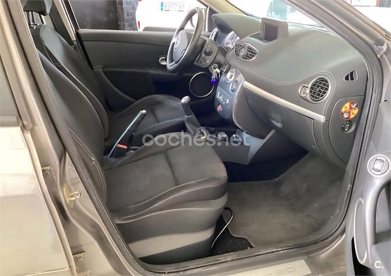 Usado Renault Clio II Expression 85 CV (62 kW) 2010 Gris / plata Berlina