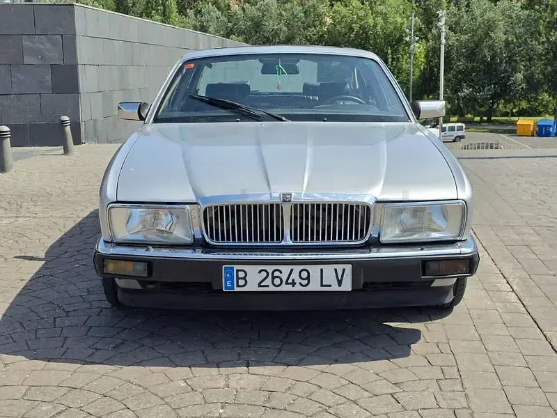 Usado Jaguar XJ6 Sovereign 220 CV (161 kW) 1987 Gris / plata Berlina