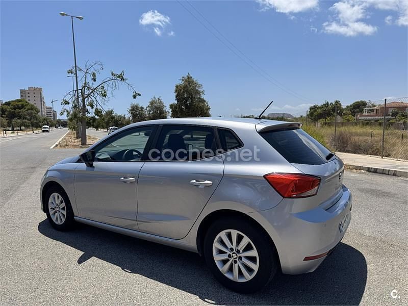 Usado Seat Ibiza Style Plus 80 CV (58 kW) 2018 Gris / plata Utilitario