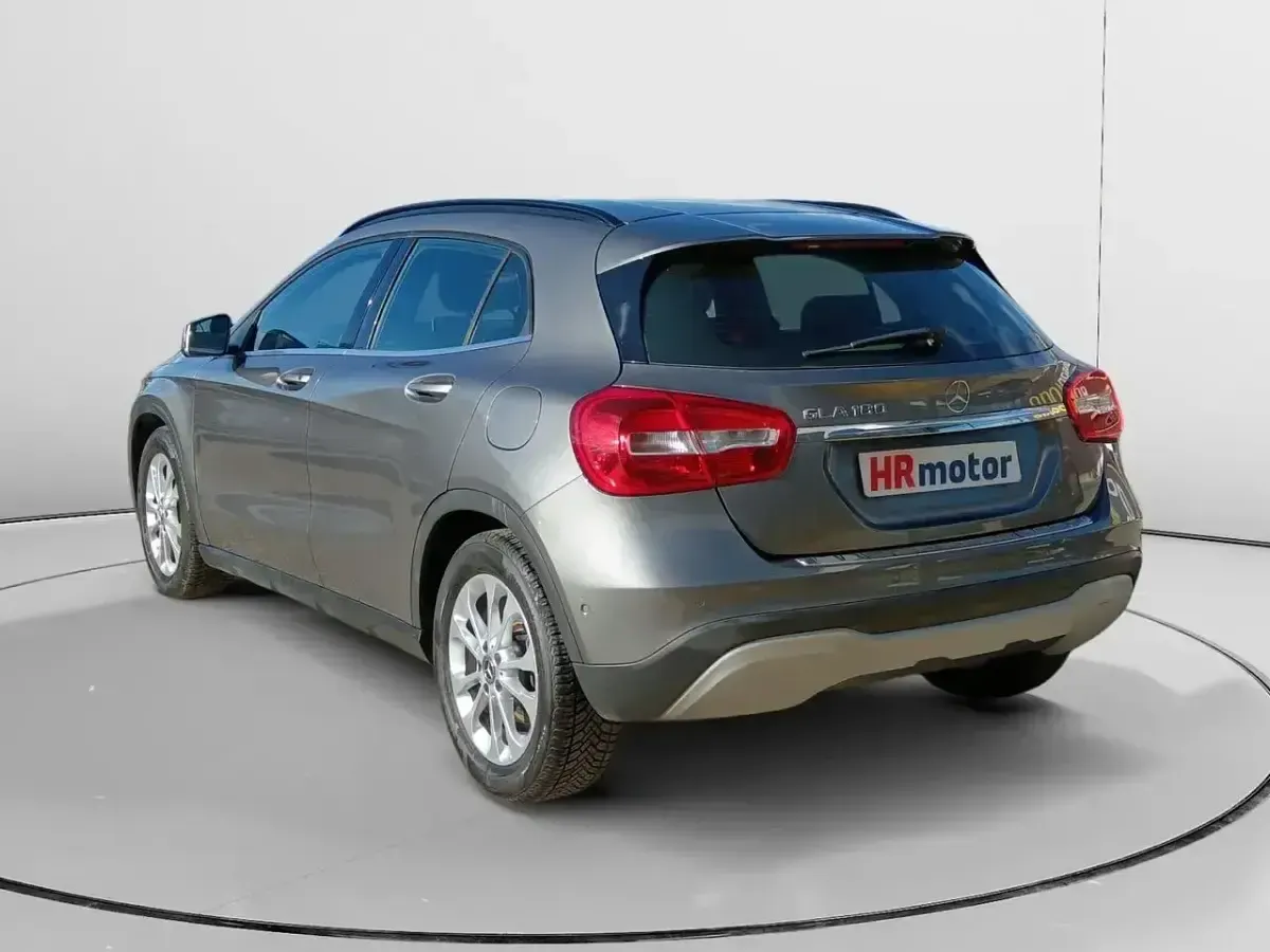 Usado Mercedes GLA180 122 CV (89 kW) 2017 Gris SUV