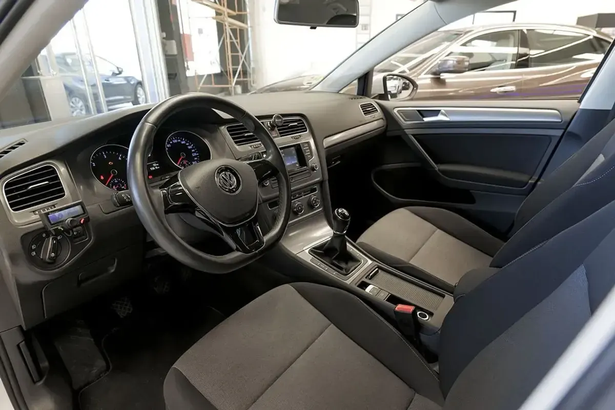 Usado VW Golf VII Advance 105 CV (77 kW) 2013 Blanco Berlina