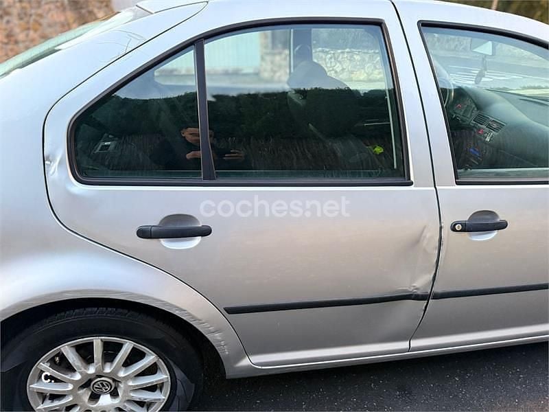 Usado VW Bora Conceptline 100 CV (73 kW) 2001 Gris / plata Berlina