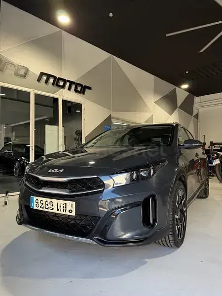 Usado Kia XCeed 100 CV (73 kW) 2024 Negro SUV