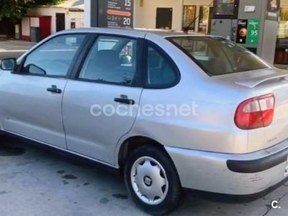 Gris / plata Usado 2000 Seat Cordoba Stella Berlina | 1850 € (Precio justo) - Imagen 1/4