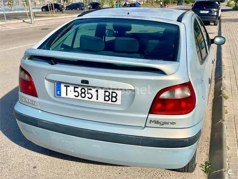 Usado Renault Mégane 100 CV (73 kW) 1999 Gris / plata Berlina