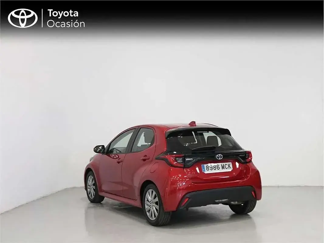 Usado Toyota Yaris Hybrid Active 116 CV (85 kW) 2022 Rojo Monovolumen