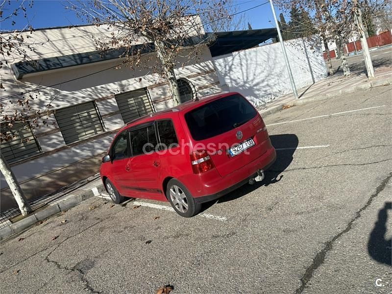 Usado VW Touran 140 CV (102 kW) 2006 Rojo Monovolumen