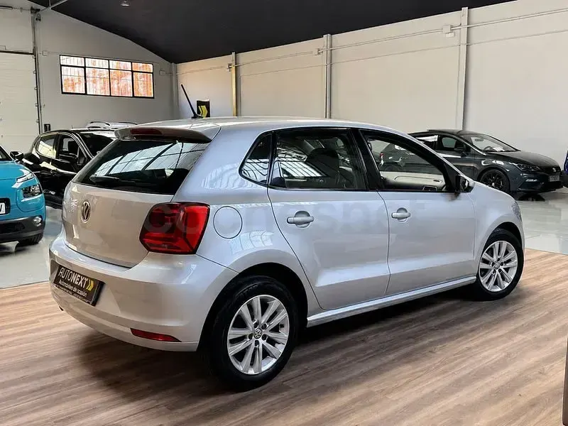 Usado VW Polo Sportline 90 CV (66 kW) 2014 Gris / plata Berlina