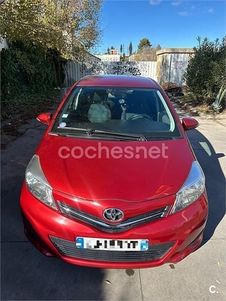 Usado Toyota Yaris Connect Style 101 CV (74 kW) 2012 Rojo Berlina