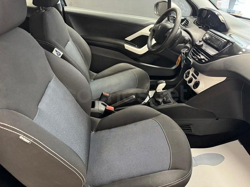 Usado Peugeot 208 Active 68 CV (50 kW) 2015 Negro Utilitario