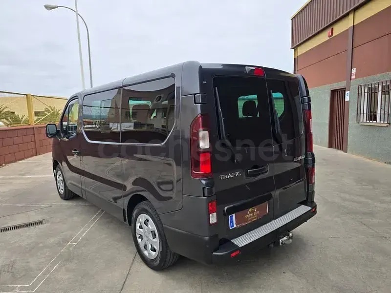 Usado Renault Trafic 150 CV (110 kW) 2024 Gris / plata Monovolumen