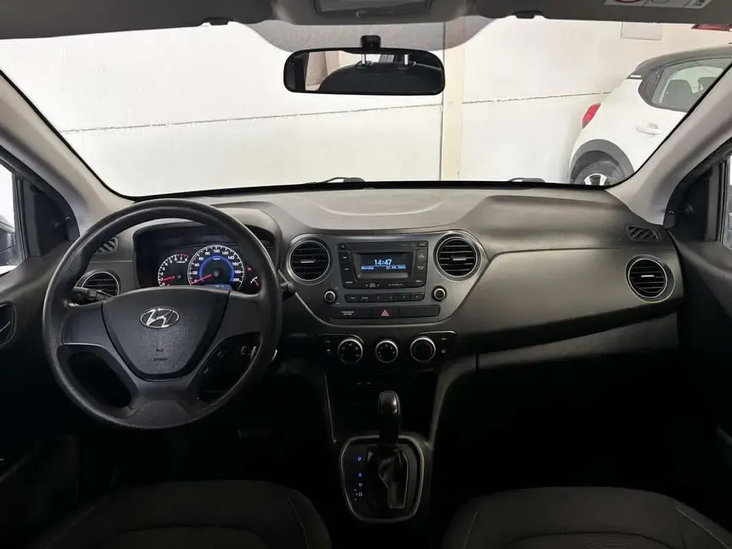 Usado Hyundai i10 87 CV (63 kW) 2017 Gris Utilitario