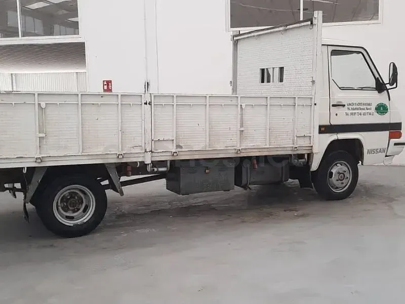 Usado Nissan Trade 63 CV (46 kW) 1989 Blanco Familiar