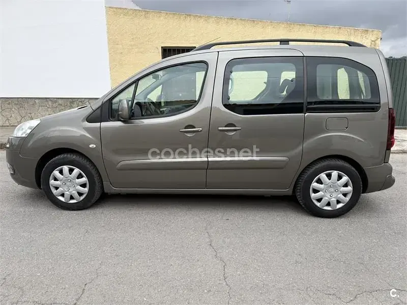Usado Peugeot Partner Tepee Active 92 CV (67 kW) 2013 Marrón Monovolumen
