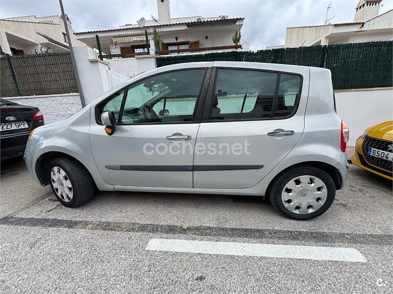 Usado Renault Modus 80 CV (58 kW) 2006 Gris / plata Monovolumen