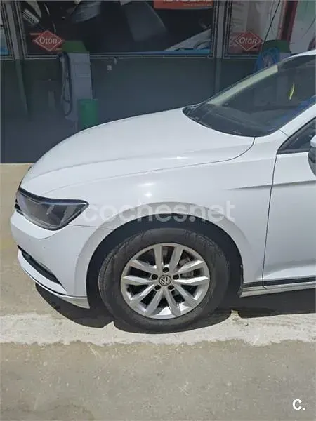 Usado VW Passat Advance 120 CV (88 kW) 2018 Blanco Familiar