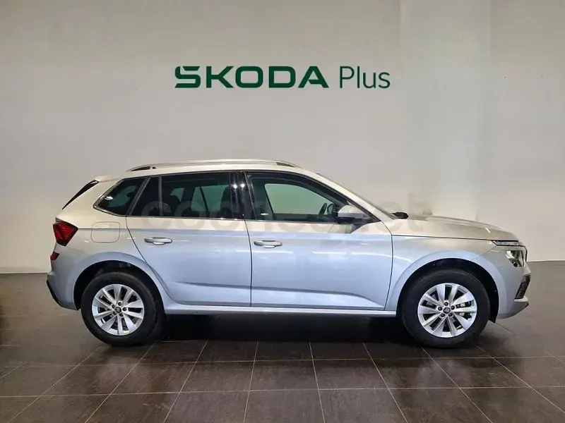 Usado Skoda Kamiq Selection 115 CV (84 kW) 2025 Gris / plata SUV