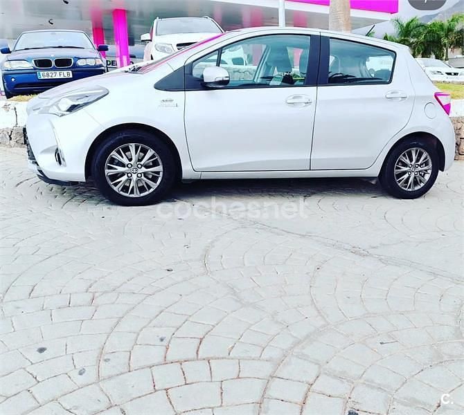 Usado Toyota Yaris Hybrid Active 100 CV (73 kW) 2018 Gris / plata Berlina