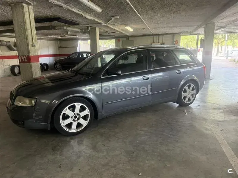 Usado Audi A4 130 CV (95 kW) 2002 Gris / plata Familiar