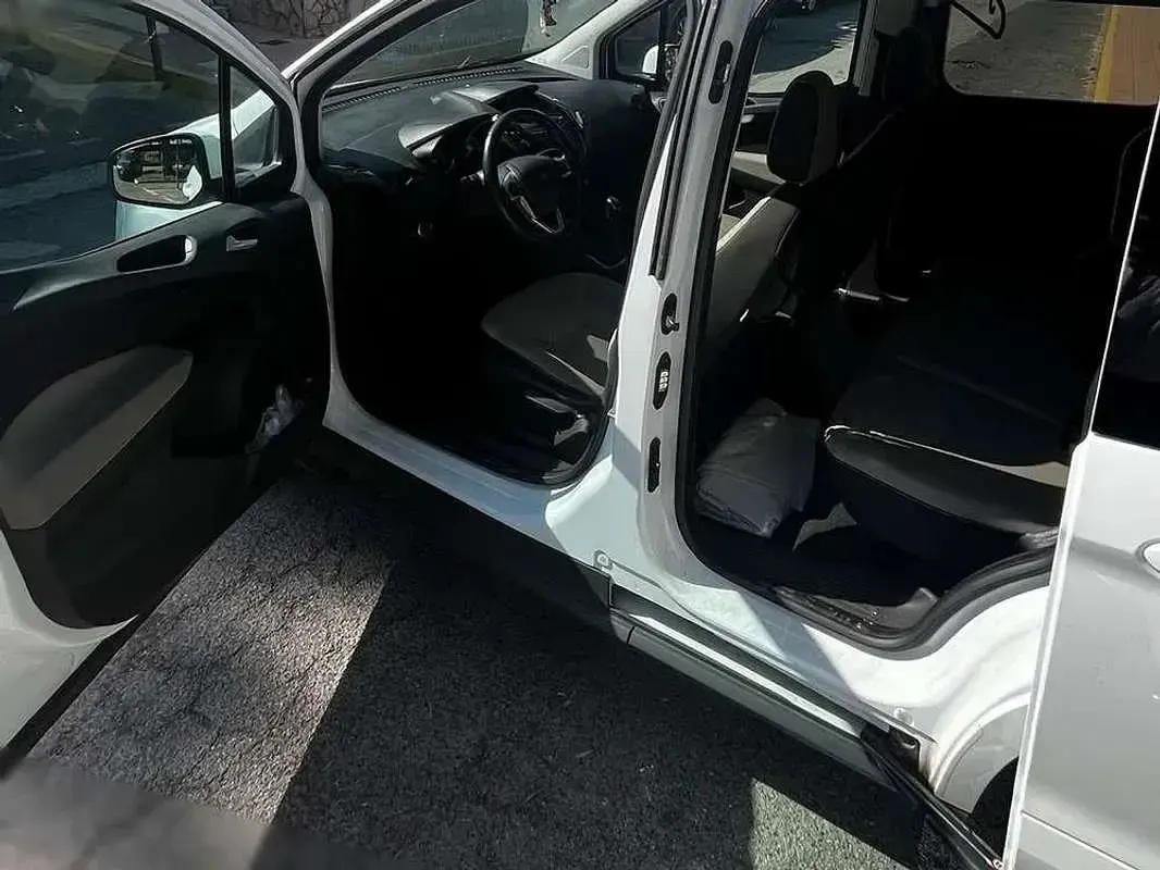 Usado Ford Tourneo Courier Titanium 102 CV (75 kW) 2015 Blanco Monovolumen