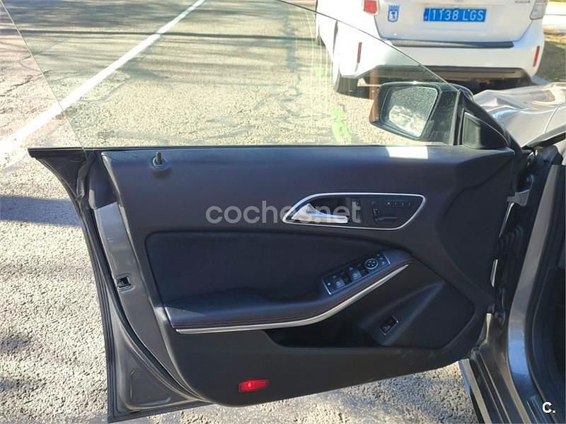 Usado Mercedes CLA220 Shooting Brake 177 CV (130 kW) 2015 Gris / plata Familiar