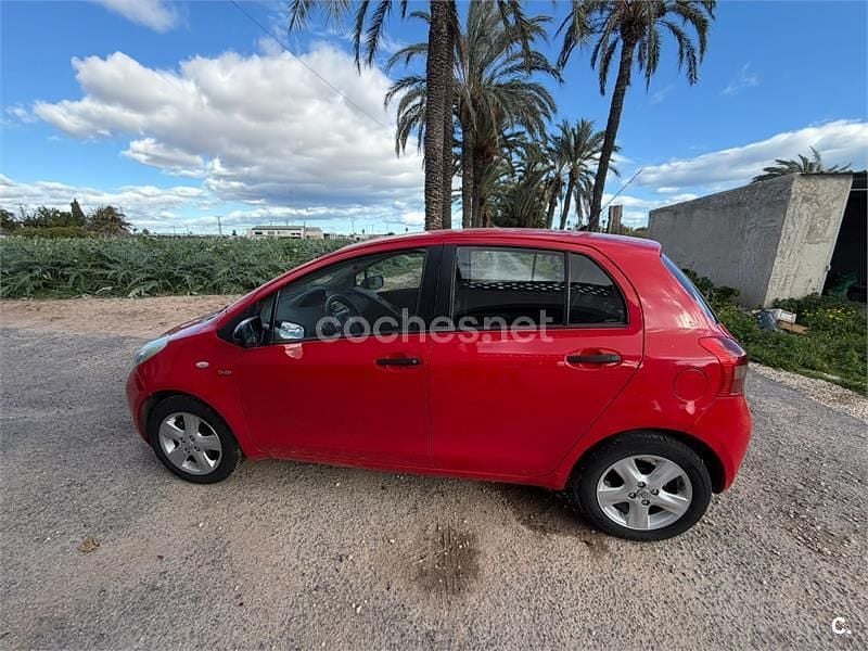 Usado Toyota Yaris 90 CV (66 kW) 2008 Rojo Utilitario