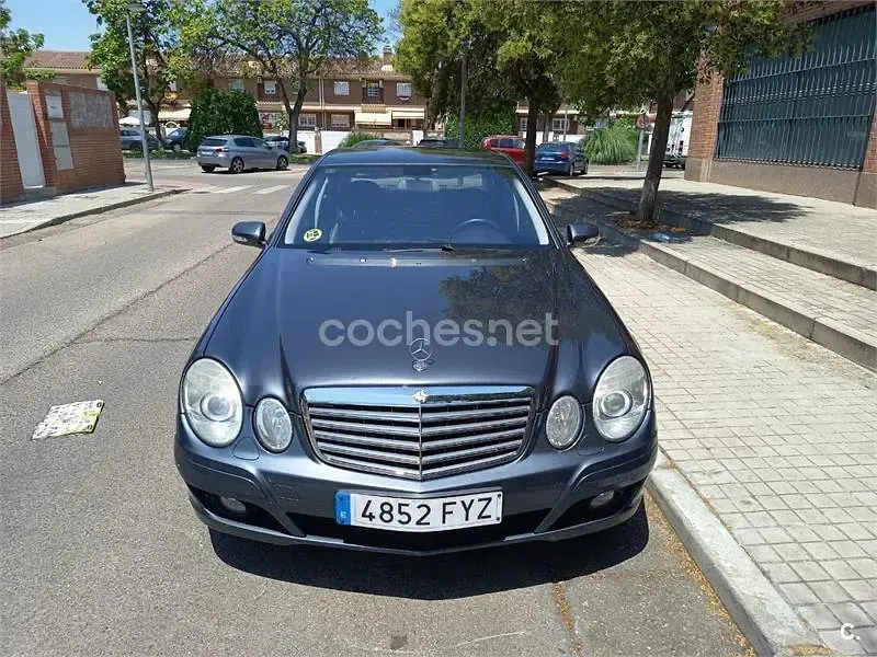 Usado Mercedes E220 170 CV (125 kW) 2008 Gris / plata Berlina