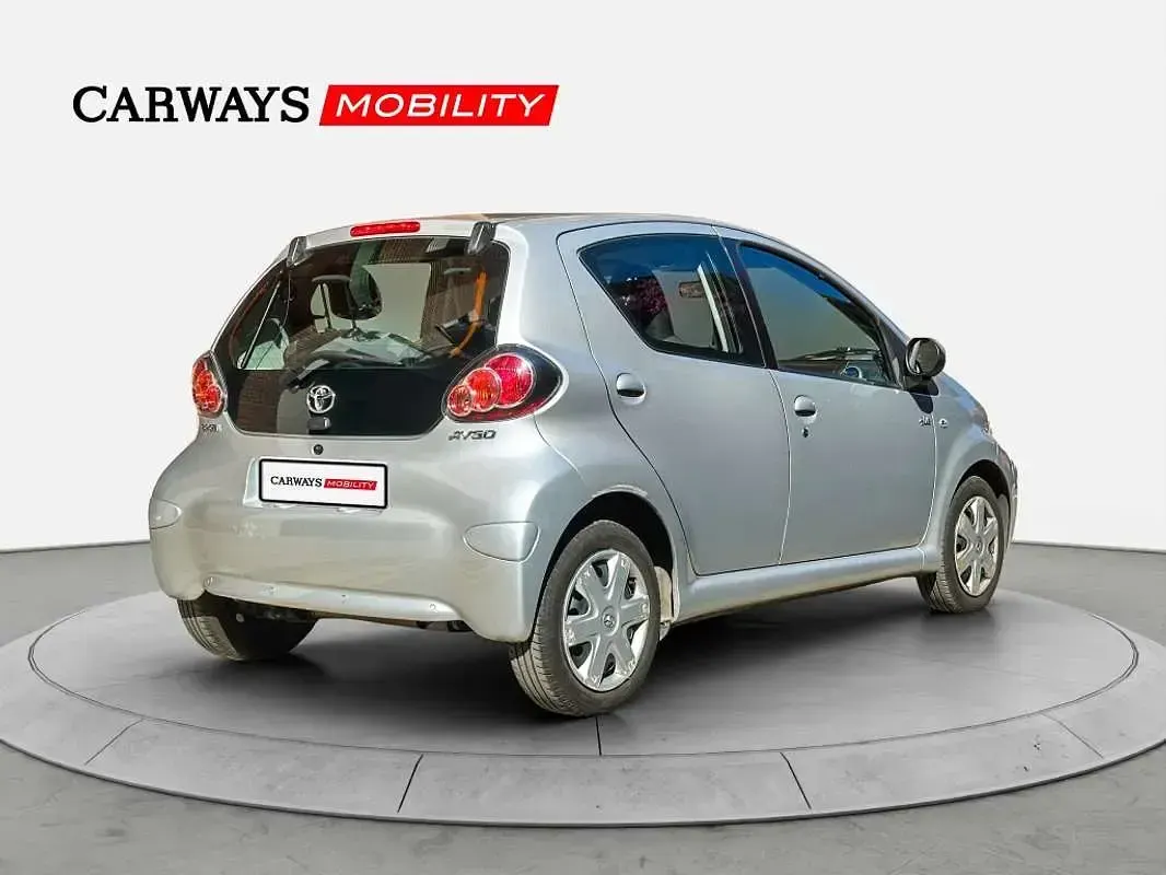 Usado Toyota Aygo 68 CV (50 kW) 2010 Gris Utilitario