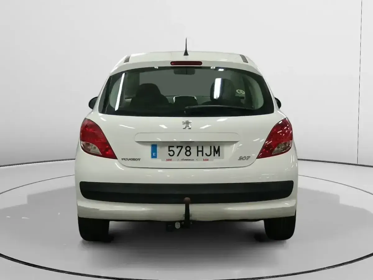 Usado Peugeot 207 Active 70 CV (51 kW) 2012 Blanco Utilitario