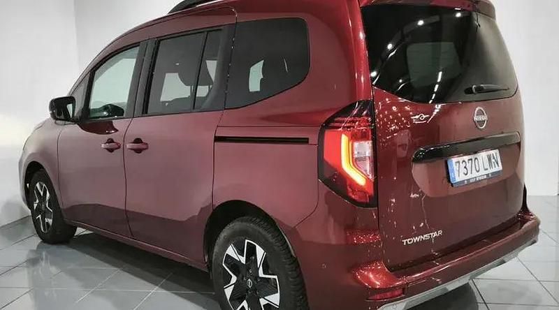 Usado Nissan Townstar N-Connecta 130 CV (95 kW) 2022 Rojo carmin metalizado Familiar