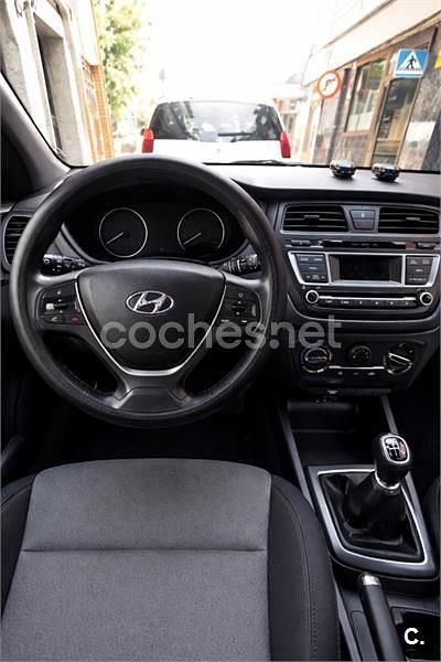 Usado Hyundai i20 84 CV (61 kW) 2017 Granate Berlina