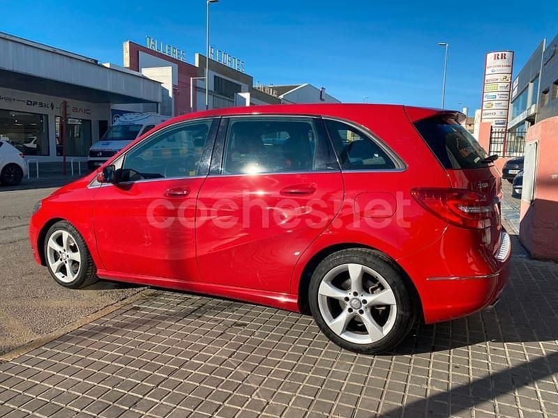 Begagnad Mercedes B180 109 HK (80 kW) 2014 Röd Minibuss
