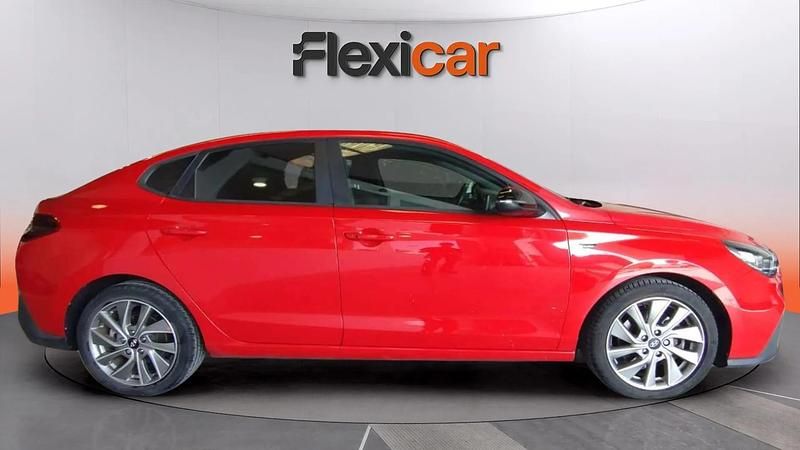 Usado Hyundai i30 N Line 120 CV (88 kW) 2021 Rojo Berlina