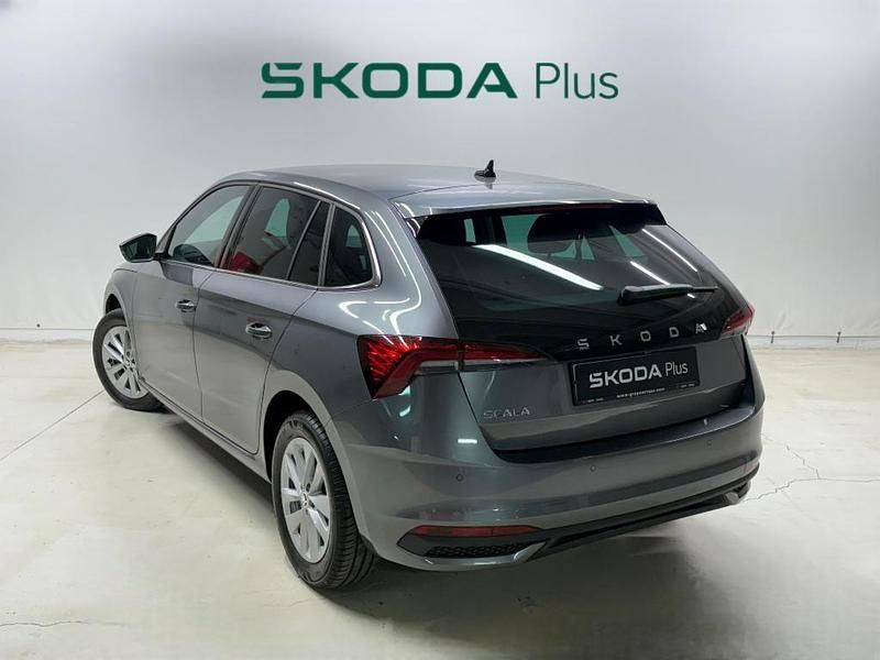 Usado Skoda Scala Selection 115 CV (84 kW) 2025 Gris Utilitario