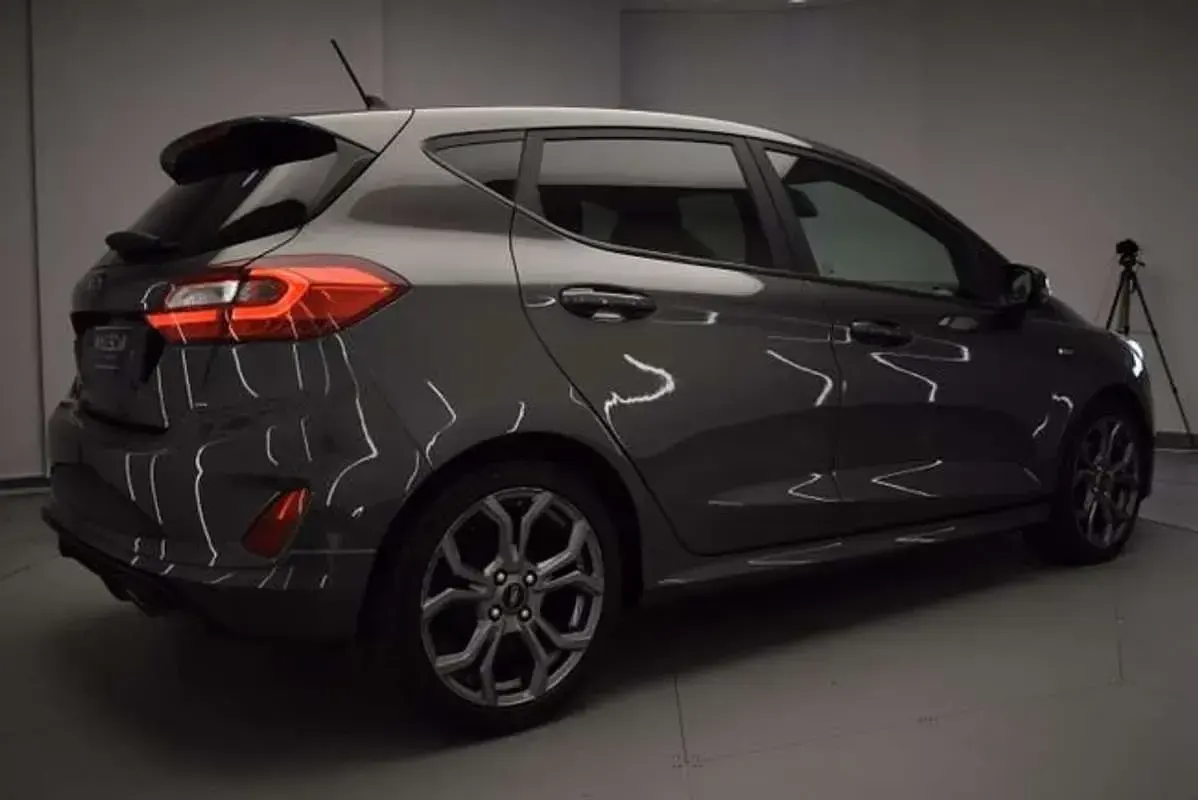 Usado Ford Fiesta Trend 95 CV (69 kW) 2020 Gris Utilitario