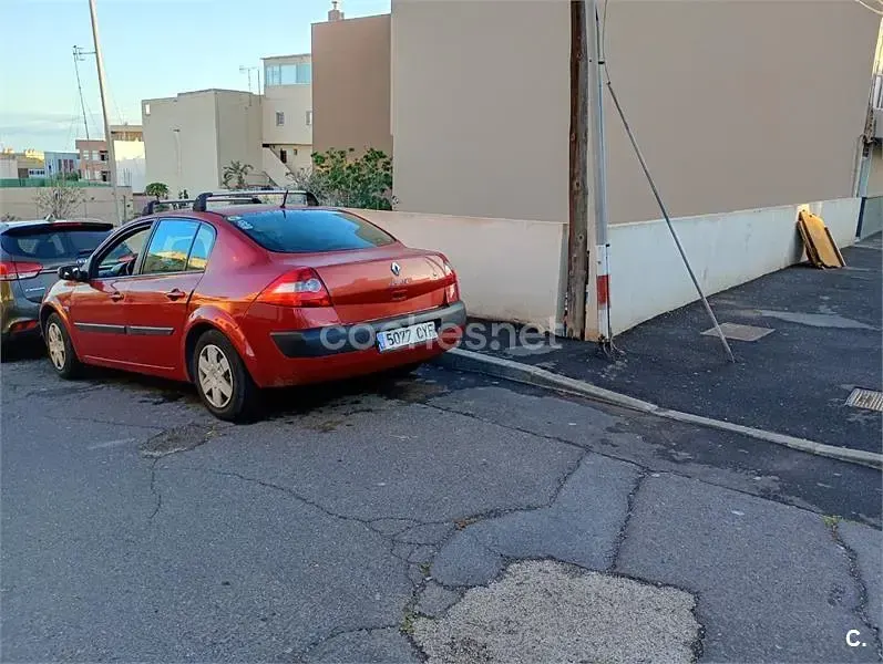 Usado Renault Mégane Authentique 115 CV (84 kW) 2004 Rojo Berlina