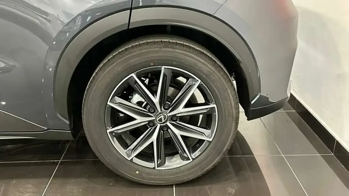 Usado Lexus LBX 136 CV (100 kW) 2024 Gris SUV