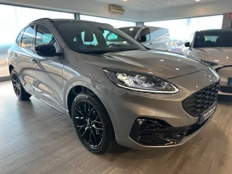 Usado Ford Kuga ST-Line X 225 CV (165 kW) 2023 Gris / plata SUV