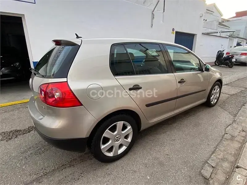 Usado VW Golf IV Highline 105 CV (77 kW) 2004 Beige Berlina
