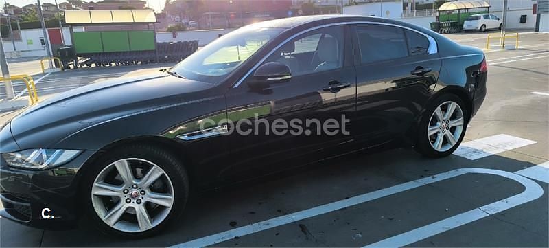 Usado Jaguar XE 180 CV (132 kW) 2015 Negro Berlina