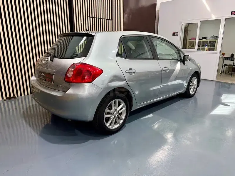 Usado Toyota Auris Luna 90 CV (66 kW) 2008 Gris / plata Utilitario