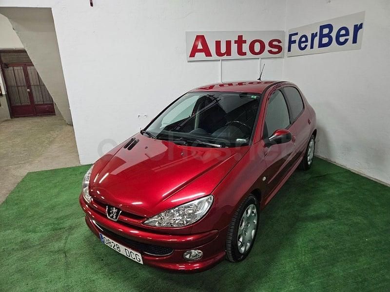 Usado Peugeot 206 110 CV (80 kW) 2005 Granate Berlina