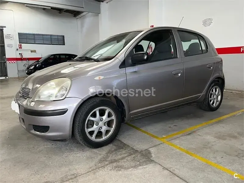 Usado Toyota Yaris Luna 75 CV (55 kW) 2003 Gris / plata Berlina
