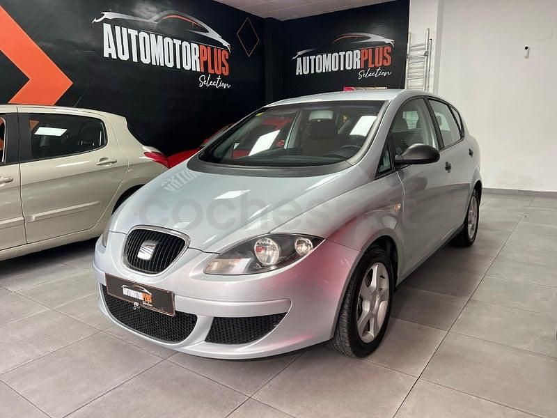 Usado Seat Toledo Reference 105 CV (77 kW) 2005 Gris / plata Utilitario