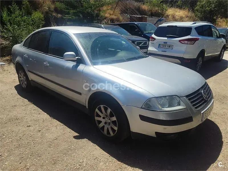 Usado VW Passat Trendline 130 CV (95 kW) 2003 Gris / plata Berlina